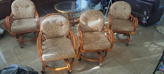 Rattan Glass-Top Dining Set with 4 Swivel Caster Chairs – Excellent Condition – OBO