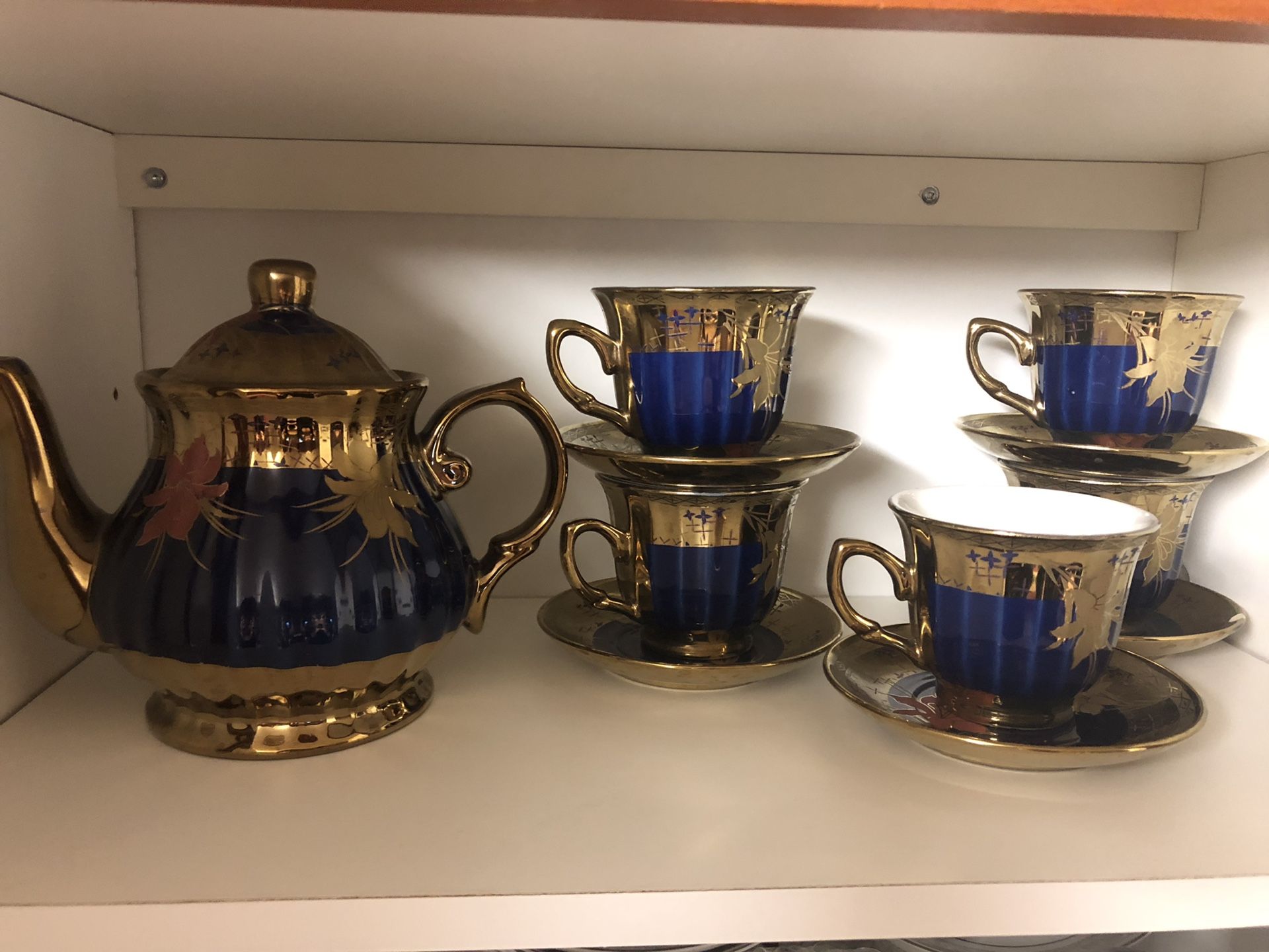 11 pieces teapot and tea glasses