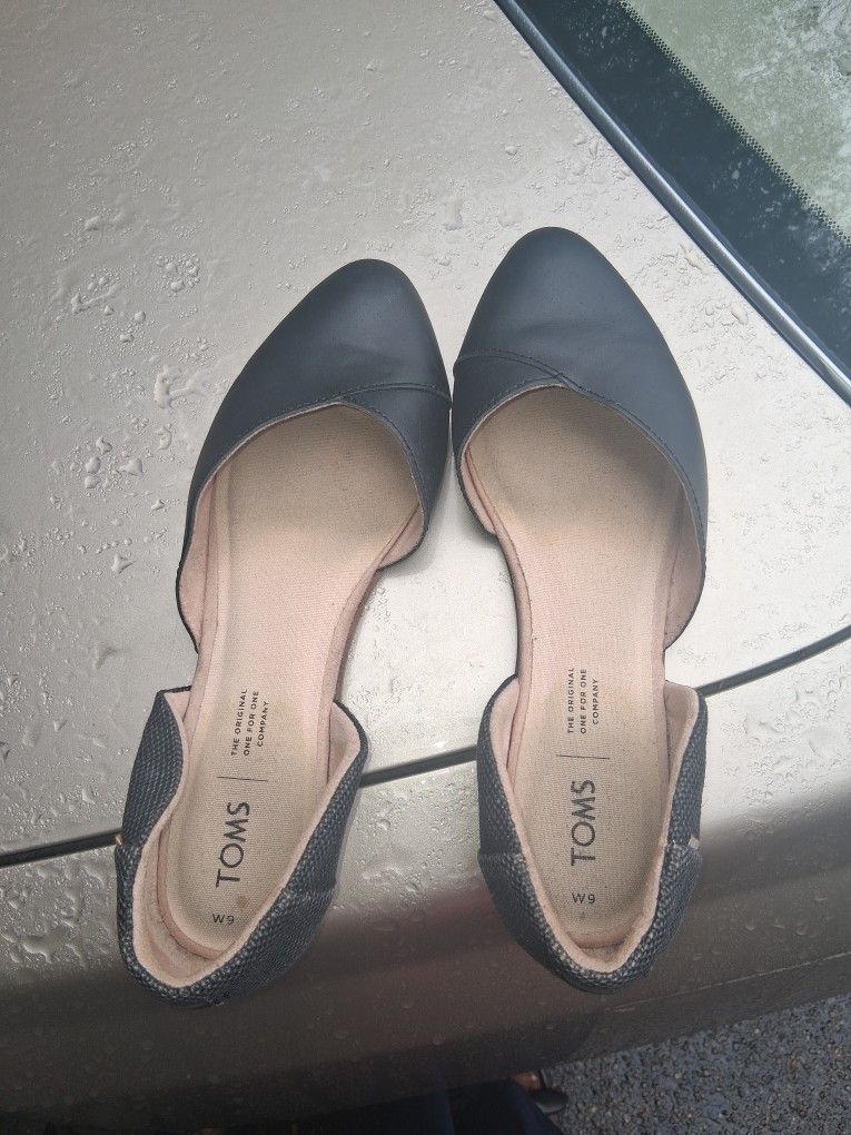 Toms Size 9 Black flats