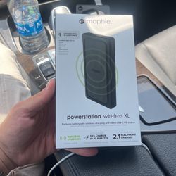 Mophie powerstation Wireless XL- Portable Charger