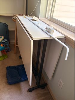 Folding table