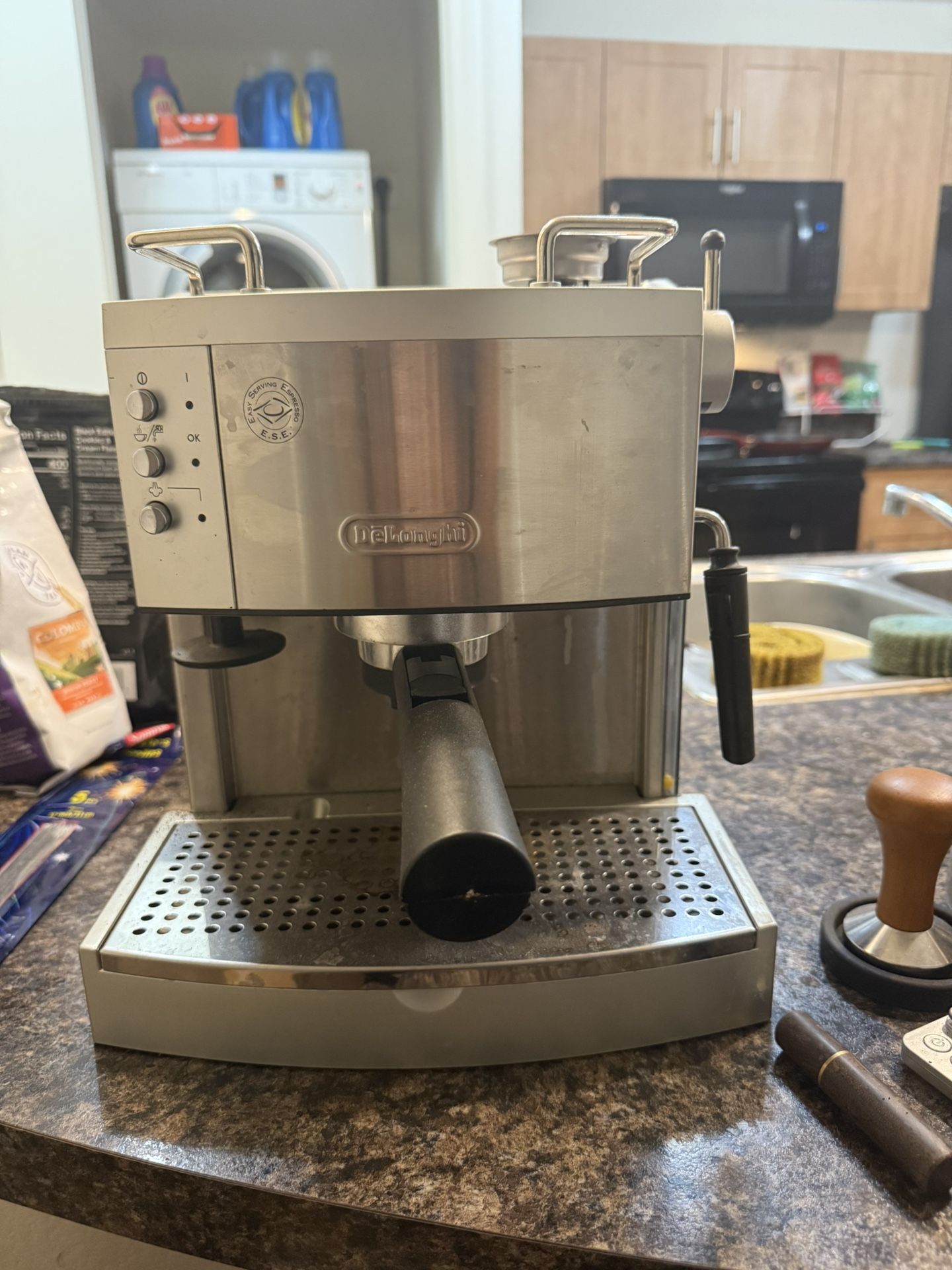Delonghi Espresso Machine (with Complete Kit)