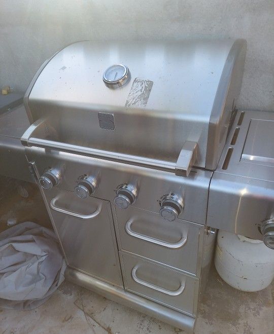 Kenmore Elite 304 Stainless Steel 4-Burner Gas Grill $600