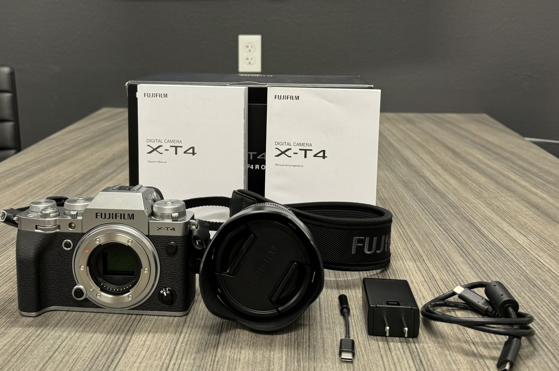 Fujifilm X-T4 Silver Body + 16-80mm f/4 R OIS WR Zoom Lens