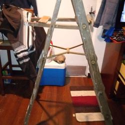  5 Foot Wooden Step Ladder 