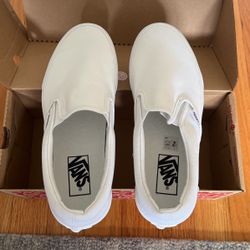 Women’s 8.5 Vans sneakers New In box $55