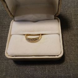 Beautiful 14k Gold Band with 7 Diamonds