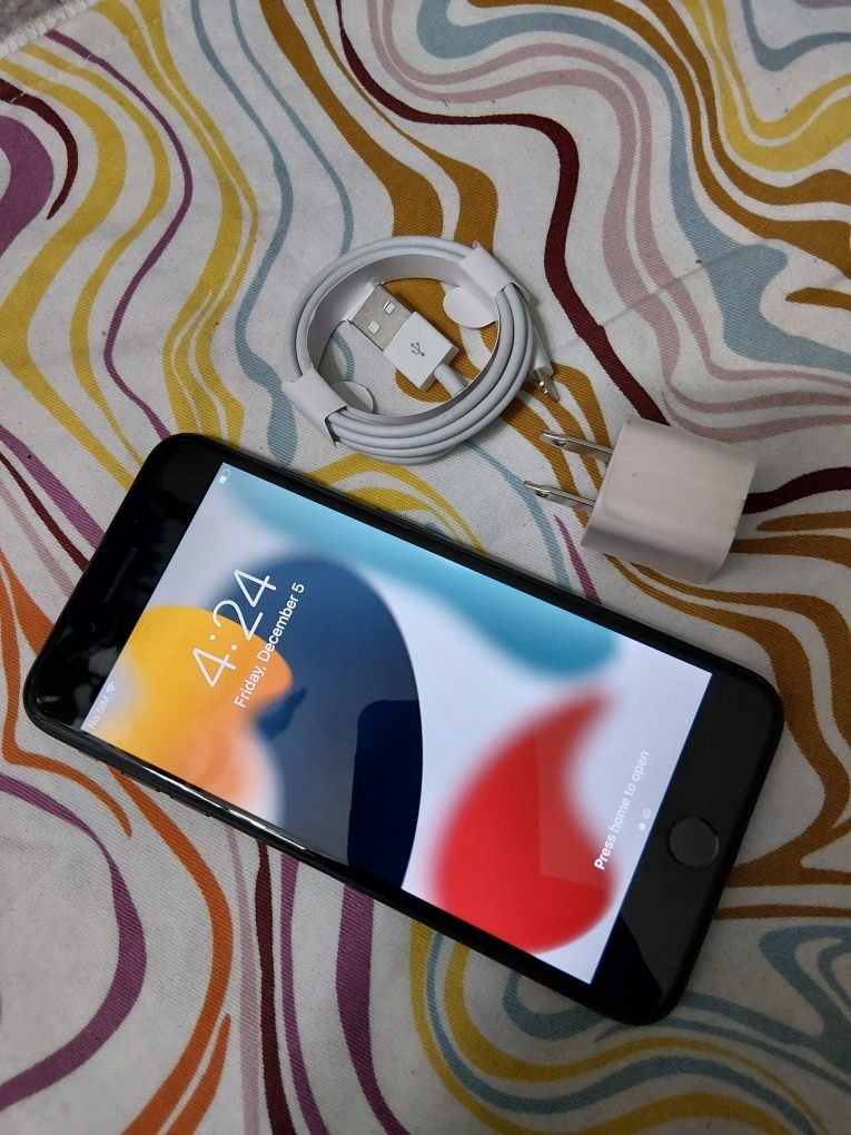 UNLOCKED Apple iPhone 7