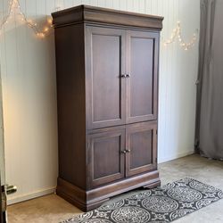 🚚 Heavy wooden large wardrobe - Free Delivery