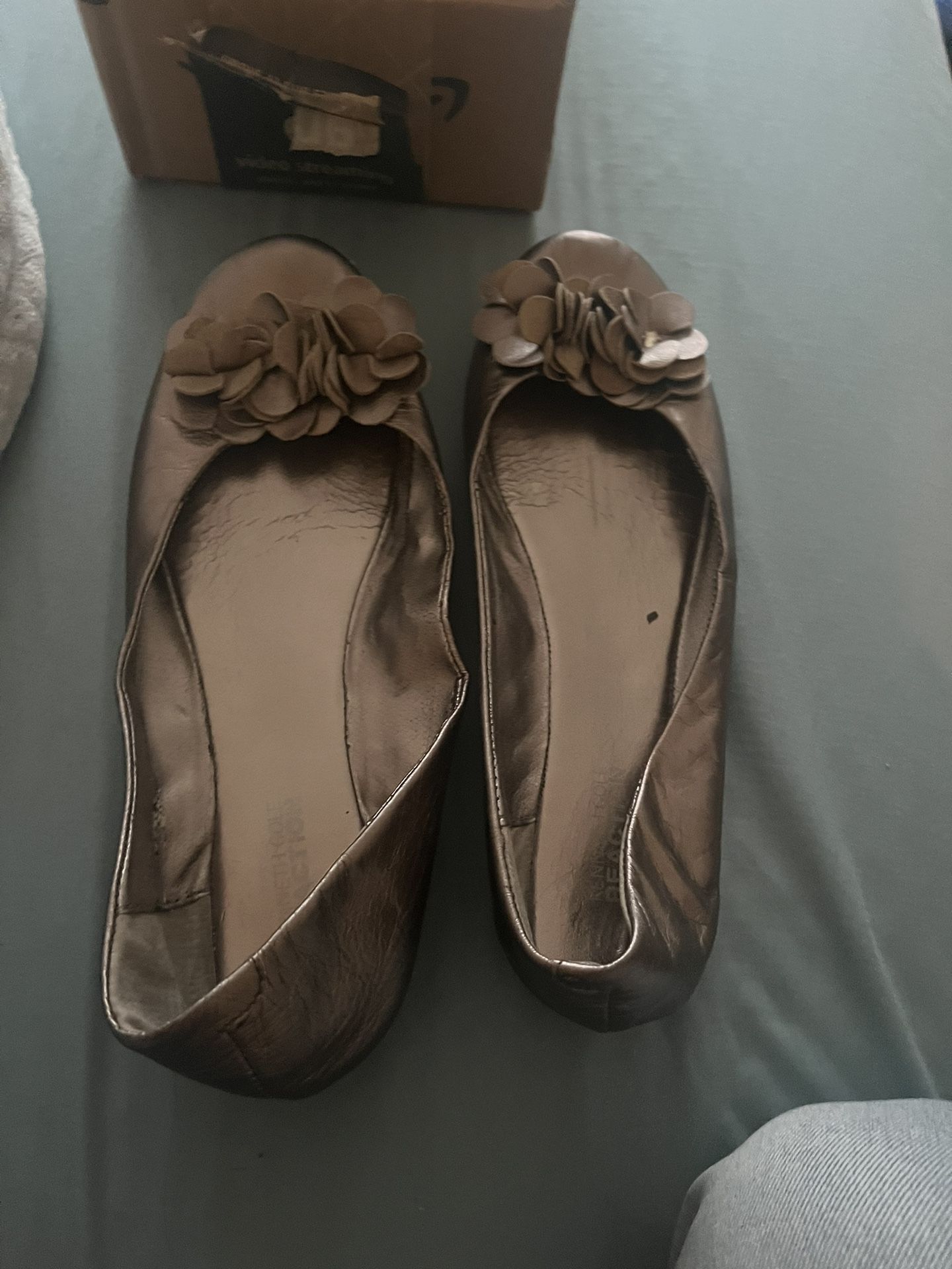 Kenneth Cole Reaction Gray Flats Size 7
