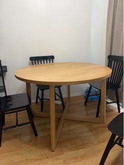 Round dining table