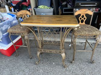 Hight Table With 2 High Chairs