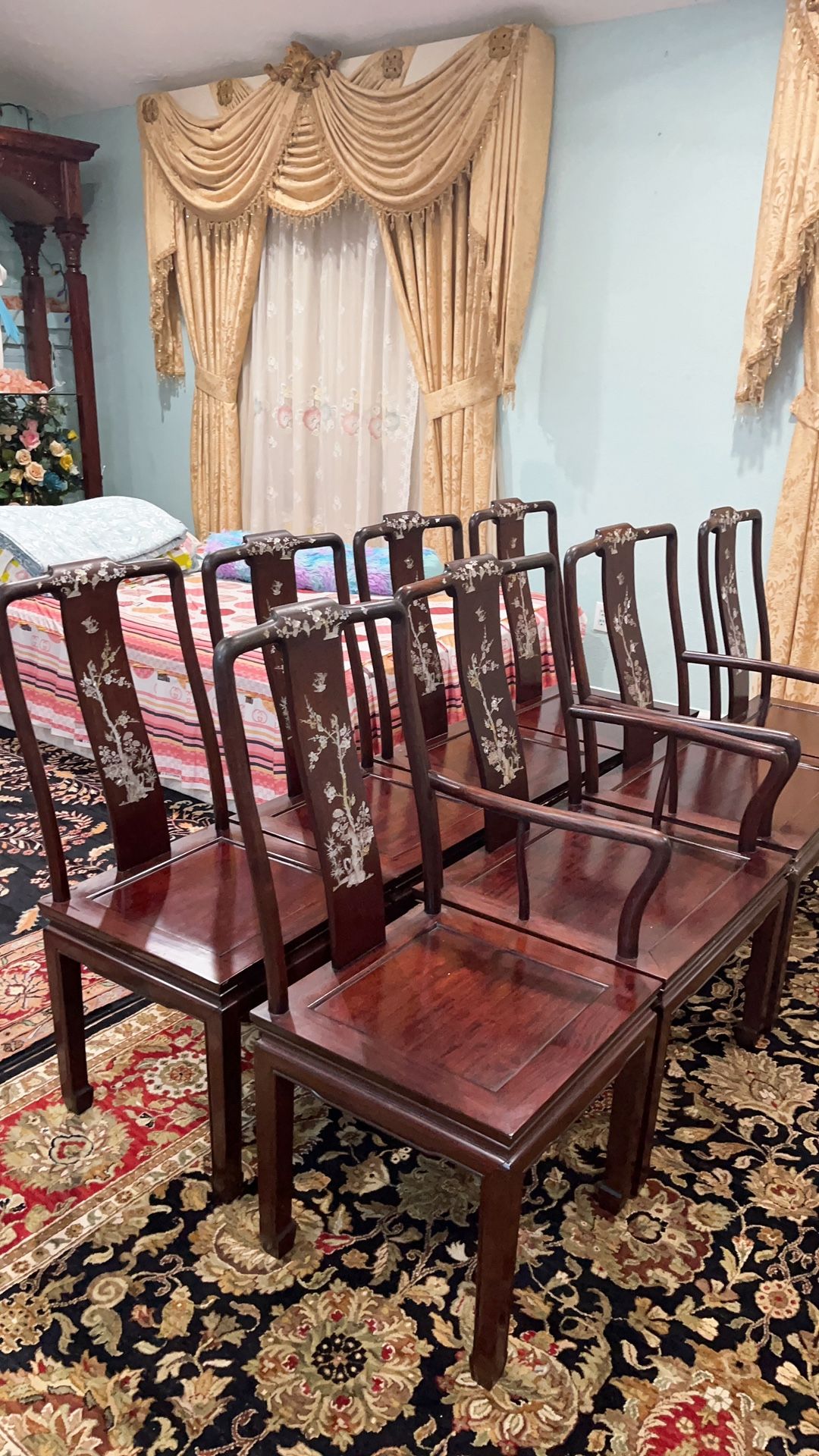 👍❤️I am selling dining table and 8 chairs with Cherry colors. Table has 2 leaves The glass on the top broke one leaf So I am selling this price. Yo