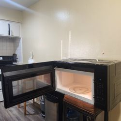 Microwave that goes above the stove, in good condition.