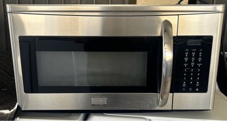 FRIGIDAIRE- MICROWAVE STAINLESS STEEL IN EXCELLENT CONDITION