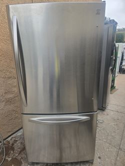 Kenmore Refrigerator W33 H69d31 $585