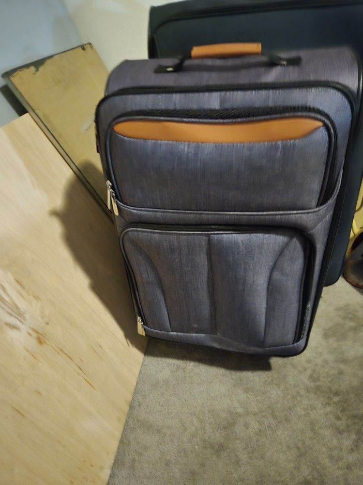 Protégé 4 Wheel Roll Around Suitcase