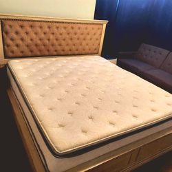 Grey Wooden Califonia King Bed | Habló Español