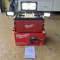 Milwaukee M18 18-Volt Lithium-Ion Cordless PACKOUT 3000 Lumens LED Light with Built-In Charger