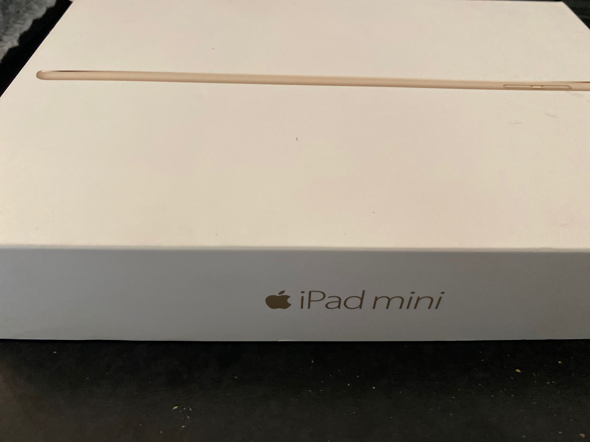 iPad mini 1 WiFi 16gb in excellent condition comes with original box + cable +power adapter