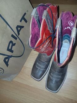 New Womens ariat boots size 7.5