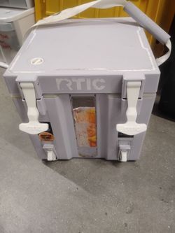 Rtic igloo mini cooler.