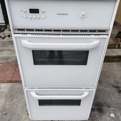 White Frigidaire double electric wall oven. Works Great!! Like New.