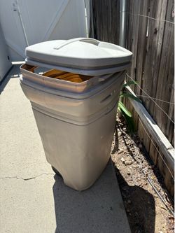 Free wheeled trash can