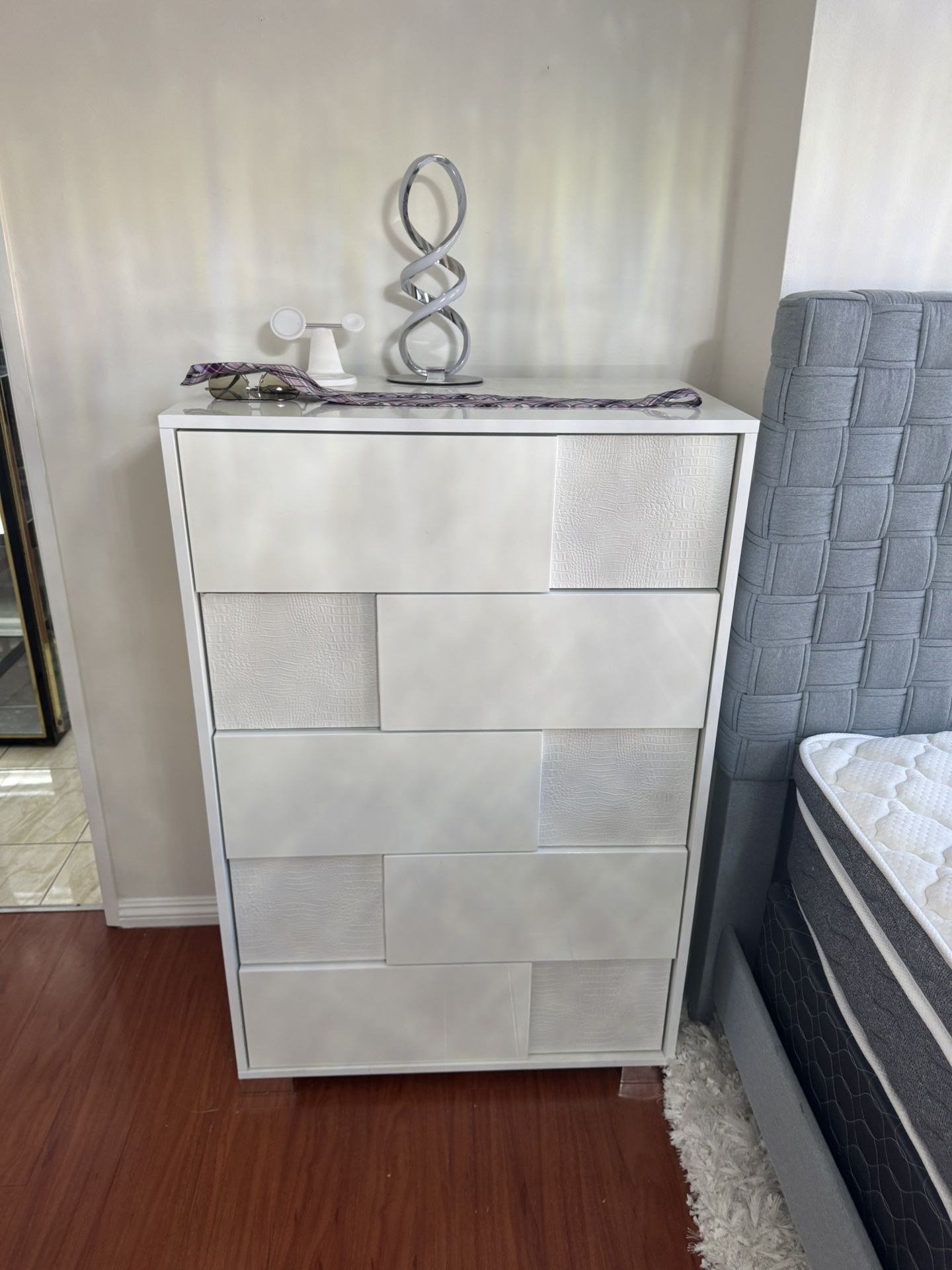 White Chester Drawer Set With Jewelry Box And Dresser