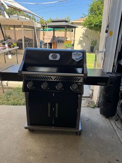 Rogue 525 4-Burner Propane Gas Grill in Black with Stainless Steel Cooking Grates