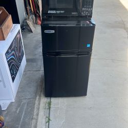 Mini Fridge/microwave
