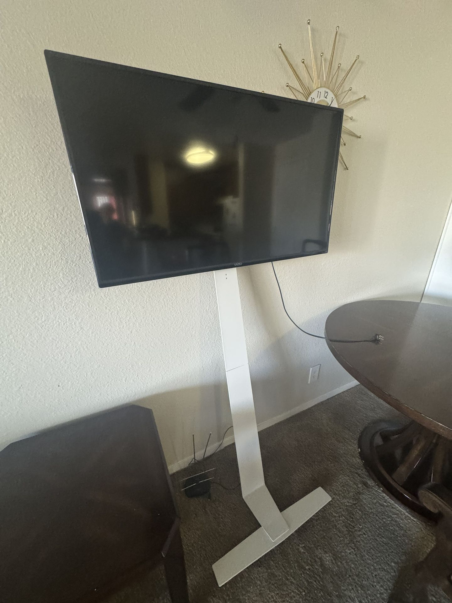 40” Smart TV with iron base