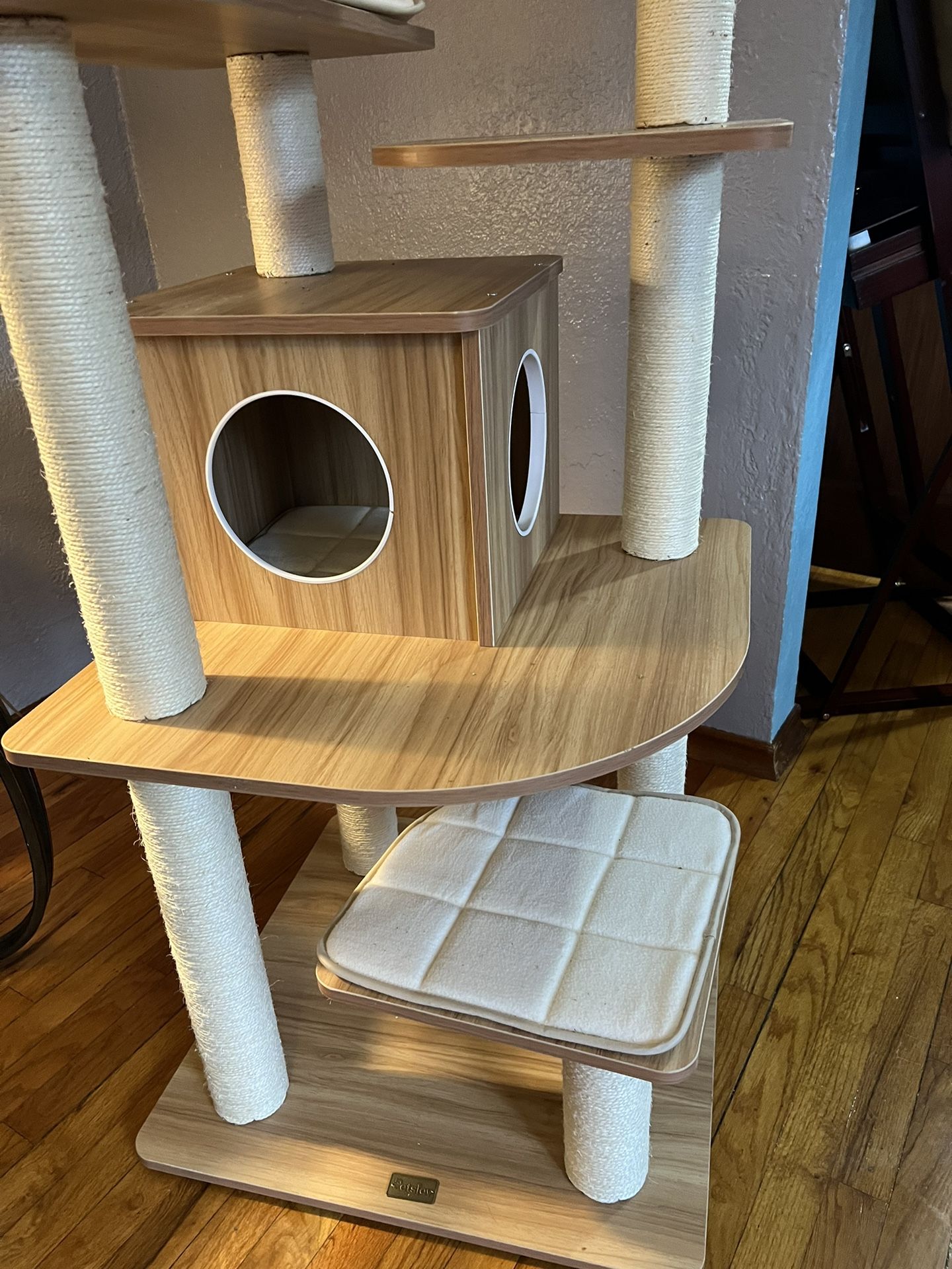 Large Like New Cat Tree for Sale in WA OfferUp