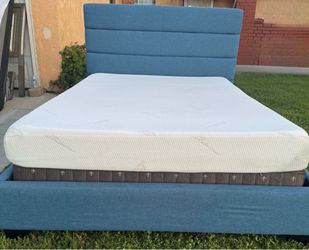 Nice Queen bed with good mattress set