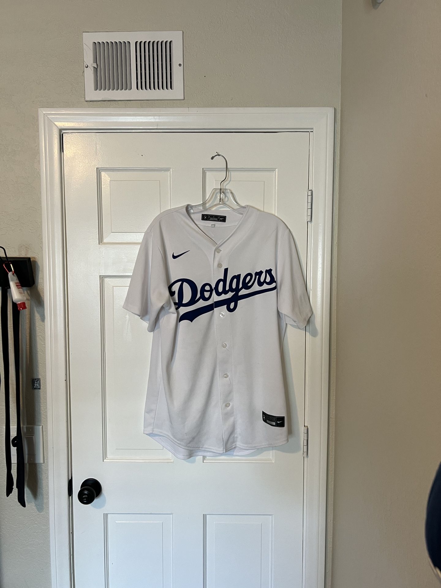Los Angeles Dodger Genuine White/Blue Julio’s Urias Jersey (Men’s Medium)