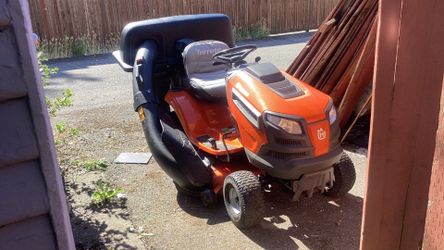 Husqvarna 46 inch. 22HP wire triple bagger unit