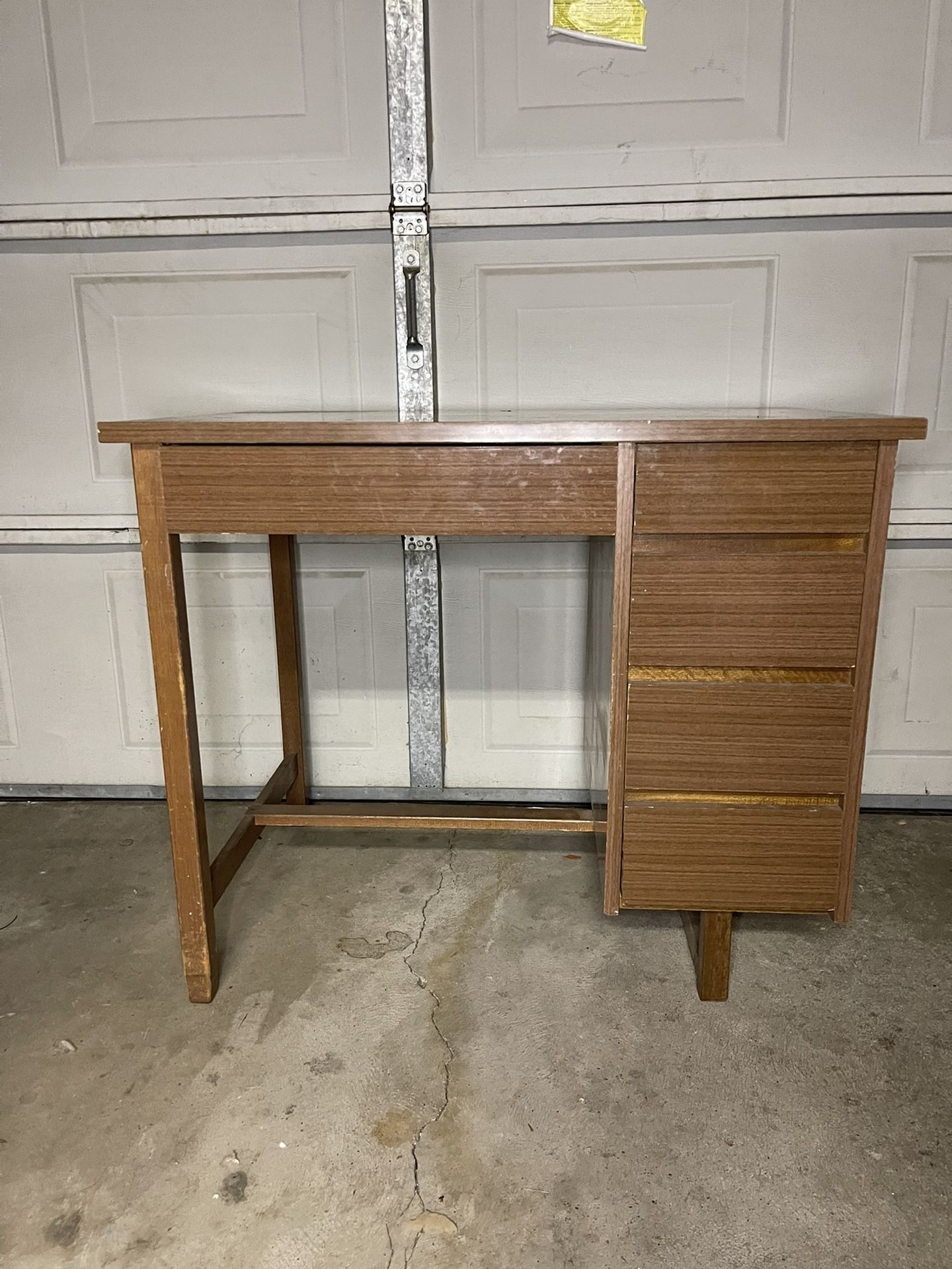 Small desk all drawers work (Best offer)