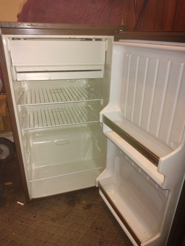 GE Mini Fridge And Freezer Works Great