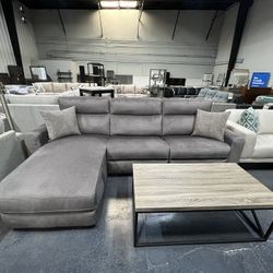 Sectional w/ Pull Out Bed