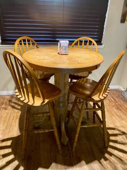 Round Oak Pub Table with 4 Bar Chairs