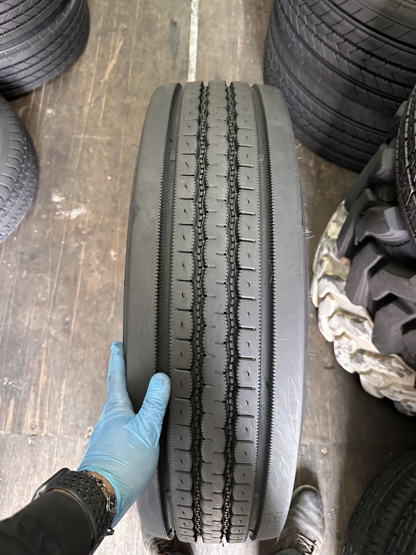 225/70/19.5 Firestone