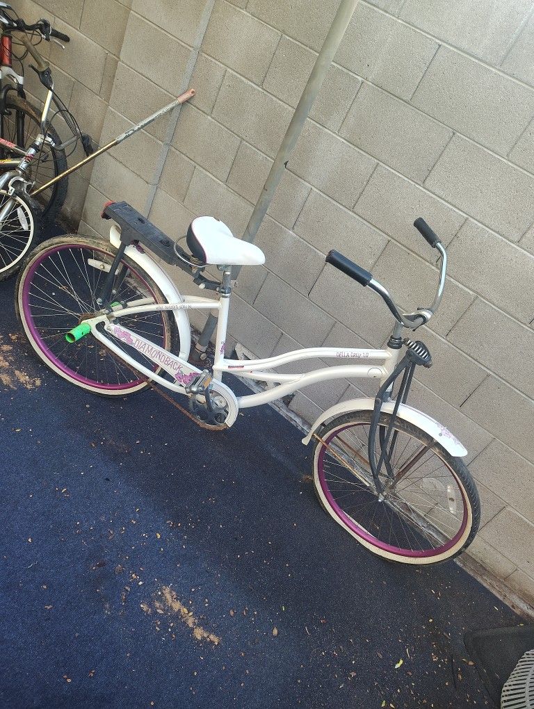 Diamnondback Della Cruz Cruiser Bike