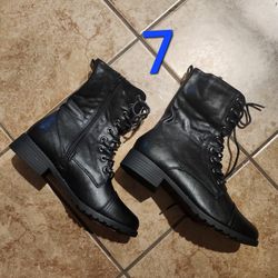 Super cute and soft boots/ size 7/ new/ $25 cash only/ blue diamond & rainbow