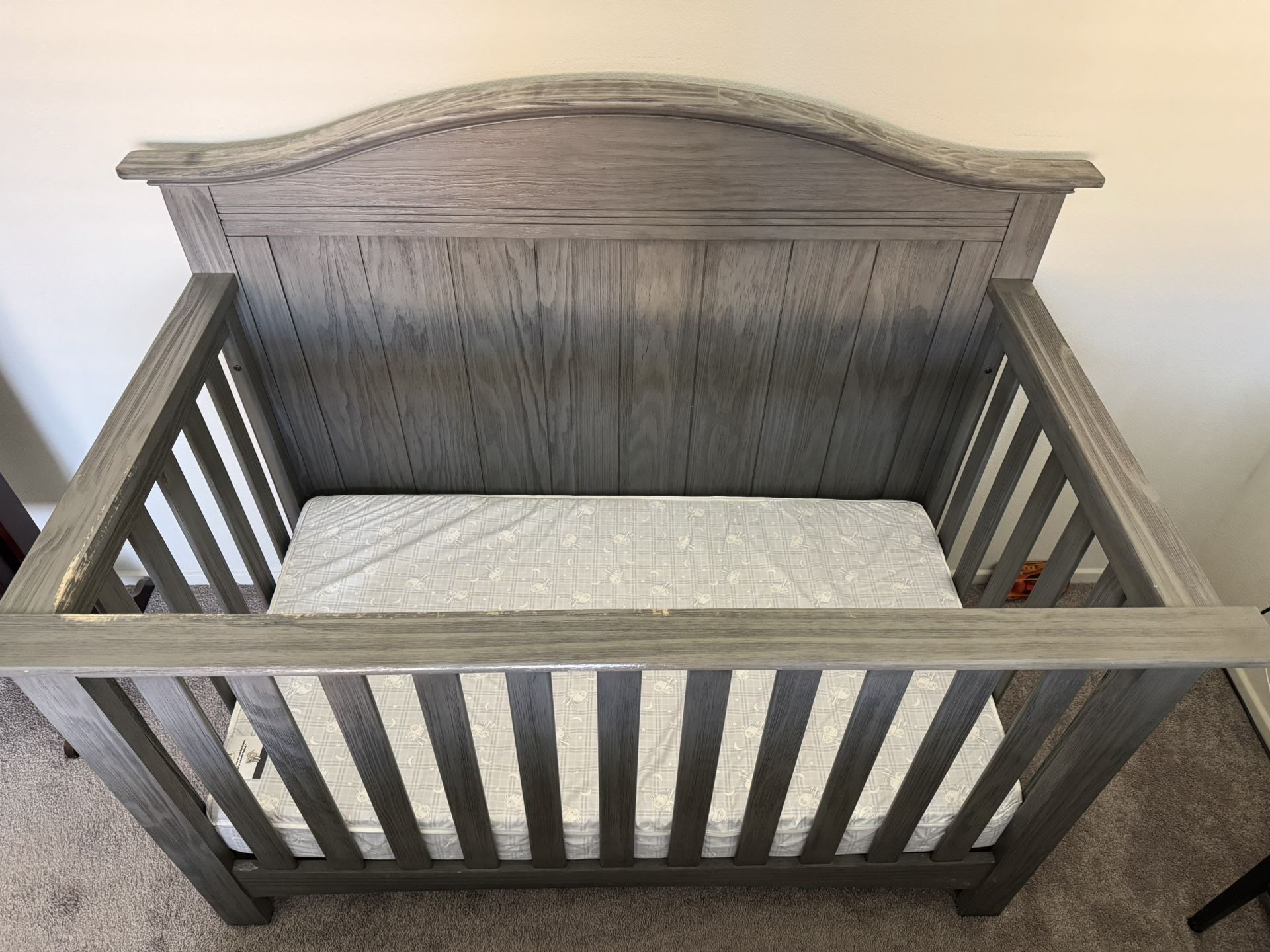 SOHO Crib With Serta Waterproof Mattress 