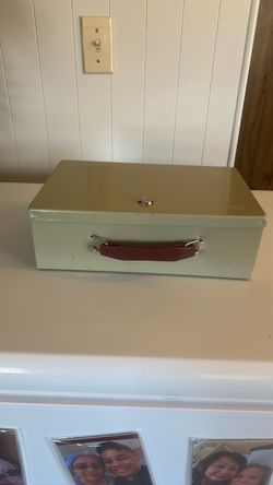 Vintage Metal Lockbox with Handle no keys