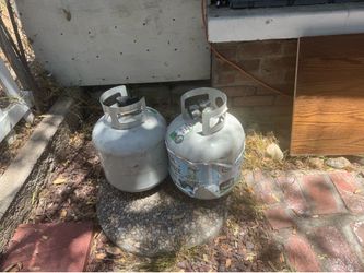 Propane tanks with gauge and with gas