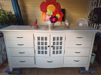 DRESSER
