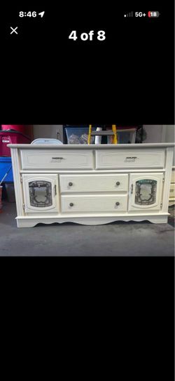 Beautiful dresser4 drawer and lots of space 61” x 19” x 32”