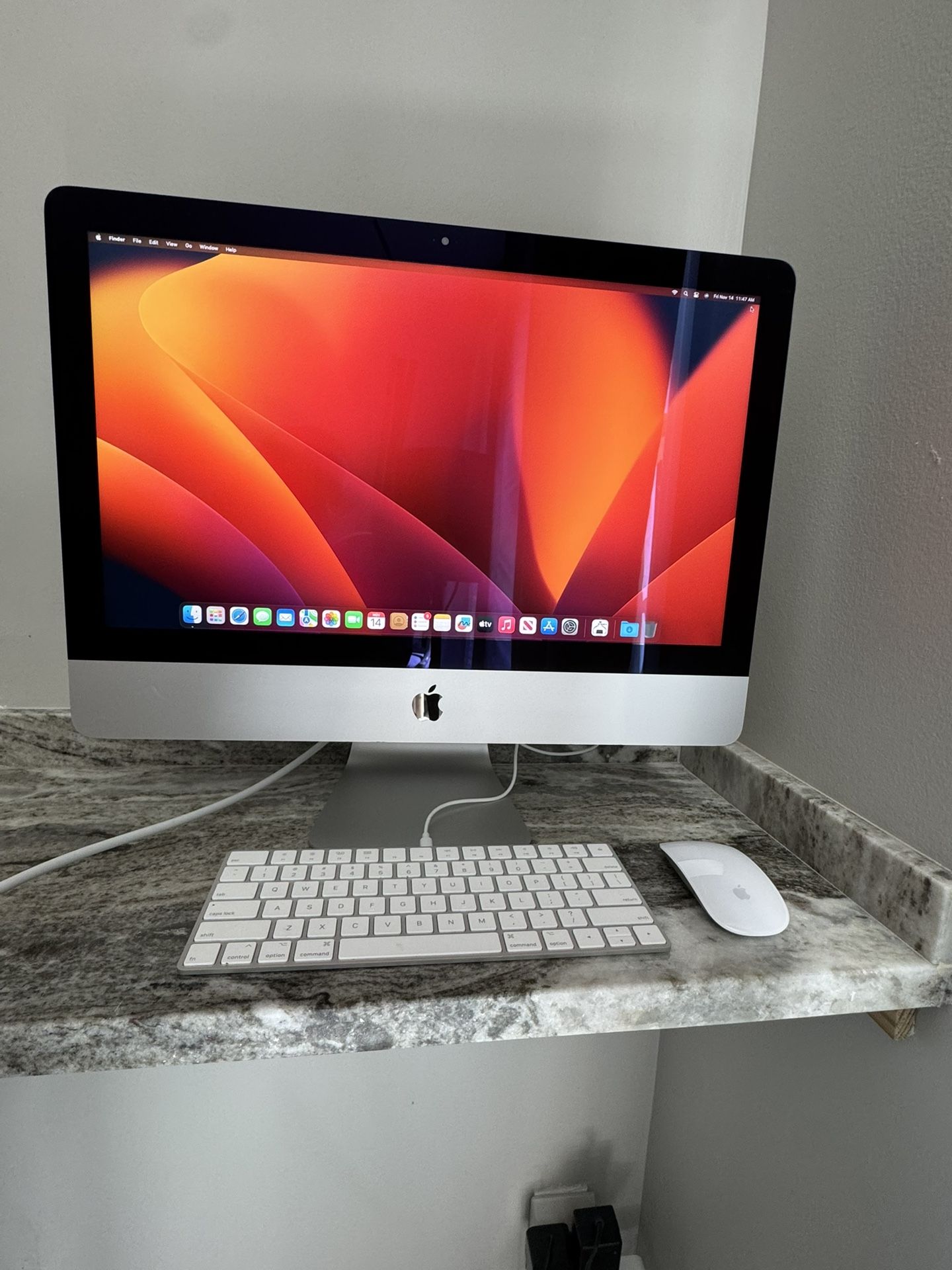 Upgraded 2017 21.5” iMac with 256 GB SSD 16GB DDR4 RAM Intel Core i5 2.3GHz Dual Core with Intel Iris 640 Graphics