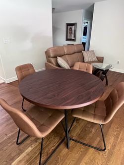 Beautiful dining table and 4 chairs